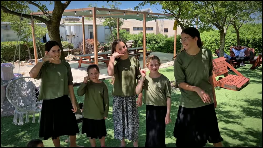 האחים והאחיות שרים בחצר